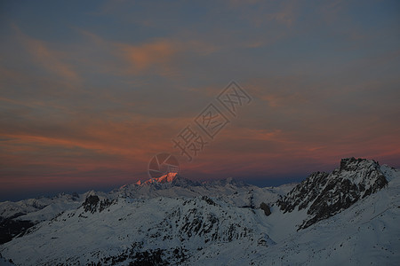 山雪日落风景场景蓝色高山岩石顶峰天空太阳旅行阳光图片