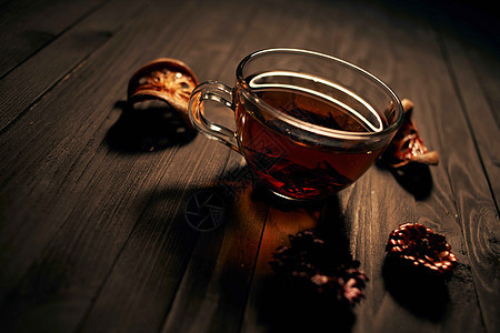 茶杯热饮作为早餐早晨传统草本植物叶子玻璃桌子饮料药品植物茶壶液体飞碟图片