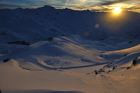 山雪日落场景日出旅行阳光岩石顶峰高山季节天空太阳图片
