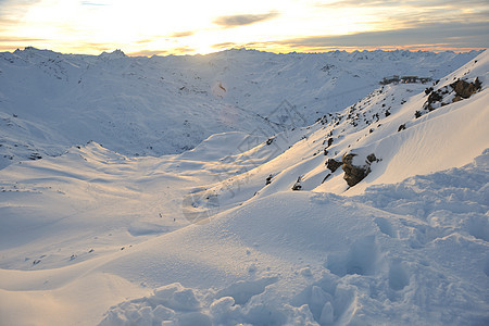 山雪日落爬坡顶峰高山场景日出天空蓝色旅行太阳阳光图片