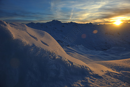 山雪日落公园全景风景天空岩石顶峰太阳旅行日出高山图片