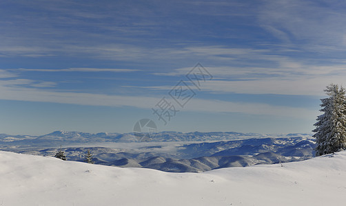 冬季风景冻结顶峰假期旅行滑雪高度暴风雪天空蓝色木头图片