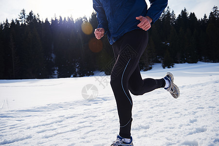 在森林积雪上慢跑晴天锻炼运动员公园跑步天气男性踪迹运动乐趣图片