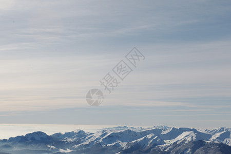 山坡视图季节天空高山阳光蓝色首脑降雪木头山脉晴天图片