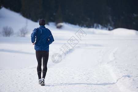 在森林积雪上慢跑运动耐力跑步成人活动训练天气耀斑踪迹公园图片