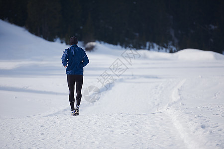 在森林积雪上慢跑天气运动晴天锻炼成人活动跑步男人耐力踪迹图片