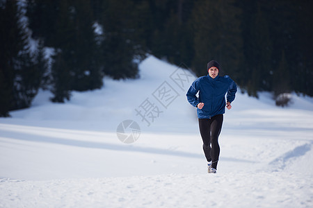 在森林积雪上慢跑乐趣锻炼天气男人赛跑者公园耐力踪迹晴天运动员图片