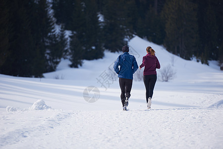 在雪地上在外面慢跑的情侣运动装阳光训练国家跑步者夹克赛跑者夫妻衣服闲暇图片