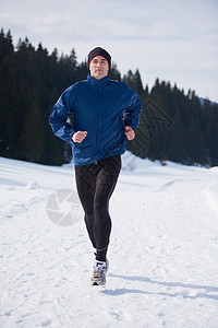 在森林积雪上慢跑天气运动赛跑者运动员锻炼乐趣跑步成人男性踪迹图片