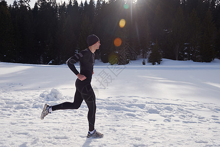 在森林积雪上慢跑天气乐趣成人男性踪迹锻炼耐力男人训练赛跑者图片