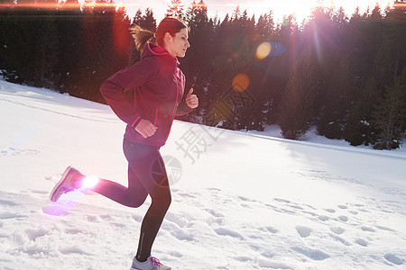 年青女人在森林雪上户外慢跑女士锻炼重量运动员训练小路活动成人慢跑者娱乐图片