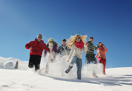 朋友在冬天的清雪上玩得开心运动乐趣男人滑雪成人男孩们团体天空派对季节图片