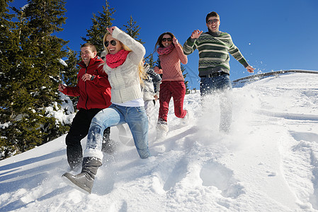 朋友在冬天的清雪上玩得开心乐趣青少年男人假期喜悦滑雪幸福团队蓝色派对图片