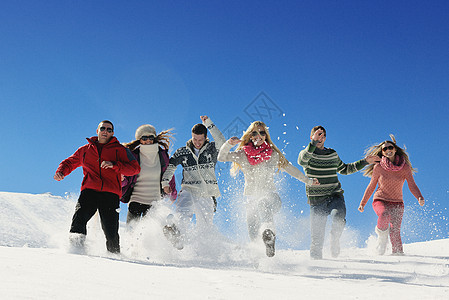 朋友在冬天的清雪上玩得开心青少年朋友们喜悦旅行友谊团队派对幸福团体女性图片