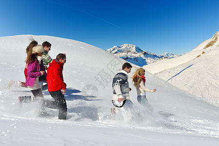 朋友在冬天的清雪上玩得开心青年团队男孩们喜悦女孩们假期娱乐男人乐趣女性图片