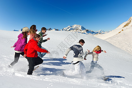 朋友在冬天的清雪上玩得开心蓝色青少年派对女孩们季节太阳男人滑雪假期夫妻图片