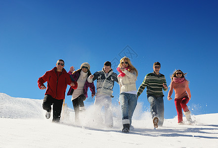 朋友在冬天的清雪上玩得开心派对闲暇喜悦幸福女孩们友谊团体女性蓝色男人图片