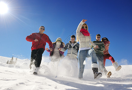 朋友在冬天的清雪上玩得开心友谊男孩们旅行季节派对幸福青少年滑雪朋友们假期图片