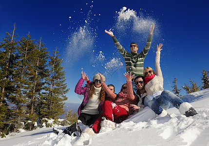 朋友在冬天的清雪上玩得开心青年蓝色女性女孩们男孩们快乐运动闲暇友谊假期图片