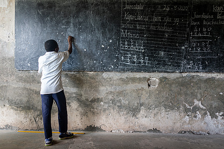有好男孩在学习的 真正可怜的穷小教室课堂黑板第三世界孩子们学校教育照片村庄男生孩子图片