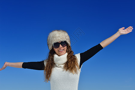 冬天快乐的女子太阳女孩围巾帽子成人微笑头发喜悦衣服天气图片