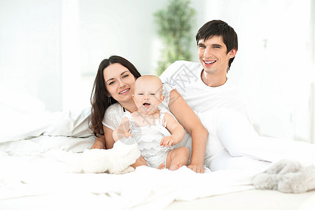 一个快乐的年轻家庭的家庭肖像 带有复制空间的光谱图片