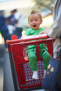 购物时有婴儿的母亲食物杂货店孩子成人购物中心女儿父母妈妈女士市场图片