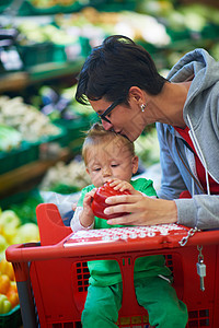 购物时有婴儿的母亲孩子女儿零售杂货店店铺市场父母女士女性家庭图片