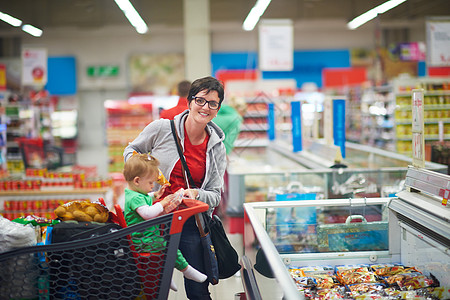购物时有婴儿的母亲成人蔬菜零售购物中心家庭妈妈女士杂货店父母顾客图片