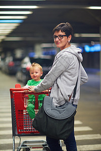购物时有婴儿的母亲成人零售女儿购物者市场食物大车妈妈店铺孩子图片