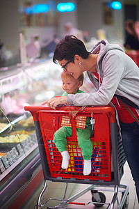 购物时有婴儿的母亲大车妈妈父母购物中心零售店铺购物者市场成人顾客图片