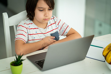 儿童在家里使用笔记本电脑 高质量照片孩子远程童年隔离对话封锁互联网学生班级孩子们图片