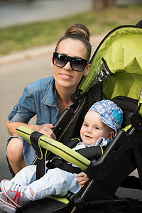 公园中的母亲和婴儿太阳镜成人越野车育儿女孩婴儿车女性女士儿子童年图片