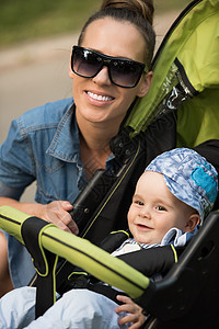 公园中的母亲和婴儿太阳镜越野车儿子快乐父母女性婴儿车男生育儿女士图片