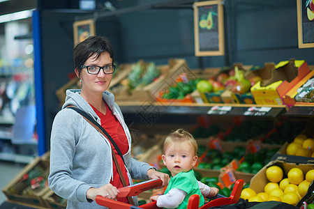 购物时有婴儿的母亲眼镜女孩零售妈妈父母孩子顾客杂货店蔬菜店铺图片