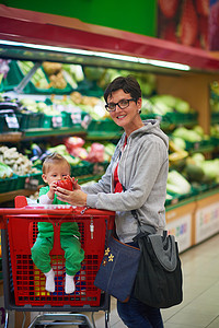 购物时有婴儿的母亲顾客购物中心市场家庭杂货店水果零售女儿女性女孩图片