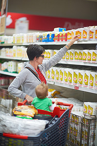 购物时有婴儿的母亲杂货店家庭成人女士购物中心女性女孩食物市场大车图片