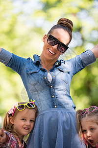 母亲和女儿在公园里快乐乐趣家庭姐姐女孩父母拥抱幸福保姆跑步图片