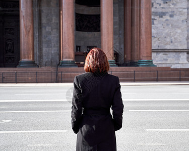 一名面戴面罩的悲伤妇女站在封闭博物馆附近 禁止步行 参观公共场所阳光女士文化游客中心博物馆历史旅游旅行城堡背景图片