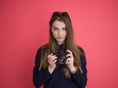女孩在反光相机上拍照女性工作工作室照片微笑电影面试成人相机摄影师图片