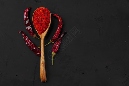 暗黑表面木勺和香料的顶端视图团体季节芳香烹饪种子桌子食物辣椒美食勺子图片