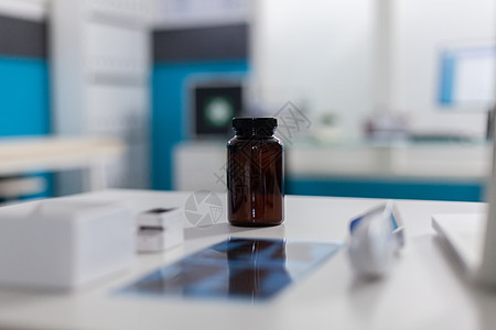 在桌上贴上一瓶药片和放射线背景图片