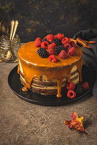 美味的焦糖蛋糕糕点水果甜点生日婚礼烹饪盘子乳酪树叶勺子图片