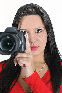 青年妇女手持照相机 拍摄与世隔绝的相片乐趣女孩成功单反头发技术学生女性红色照片图片