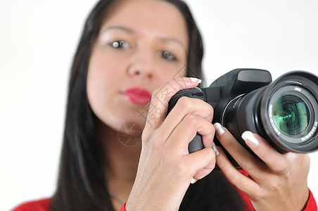 青年妇女手持照相机 拍摄与世隔绝的相片红色幸福乐趣技术喜悦白色微笑成功头发照片图片