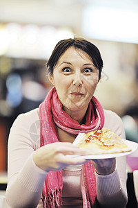 女人在餐厅吃比萨饼成人彩色饮食快乐女士女性微笑午餐闲暇小吃图片