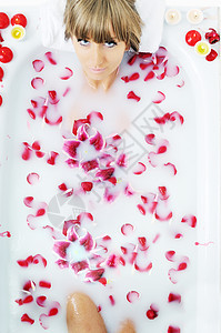 妇女浴花浴缸女孩疗法温泉玫瑰化妆品花瓣治疗洗澡福利图片