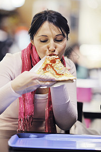 女人在餐厅吃比萨饼女性女孩小吃喜悦女士食物饮食成人快乐盘子图片