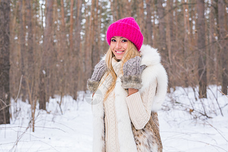 美丽 冬天和人的概念 雪林中穿粉红色毛衣的金发美女在微笑公园季节森林云杉幸福成人女孩乐趣快乐帽子图片