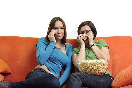 女朋友吃爆米花 在家看电视小吃友谊控制沙发电缆观众房间微笑成人食物图片